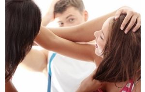 Chiêm bao nhìn thấy người yêu mình bị đánh ghen báo hiệu sự lo lắng