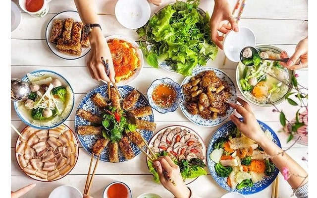 Mơ thấy đi ăn cỗ đánh con gì? – Ý nghĩa giấc mơ ăn cỗ