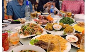 Chiêm bao thấy ăn cỗ nhiều báo hiệu bạn đang làm rất nhiều việc