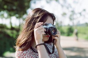 Chiêm bao đang xem lại ảnh báo hiệu bạn đang không hài lòng về một ai đó.
