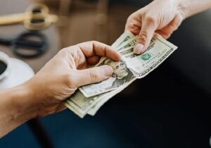 Bạn ngủ và bạn mơ thấy bị bị trộm mất một số tiền rất lớn và trong đó có đô la.