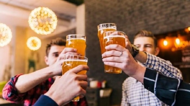 Nằm mơ thấy uống bia đánh con gì? là điềm lành hay dữ?