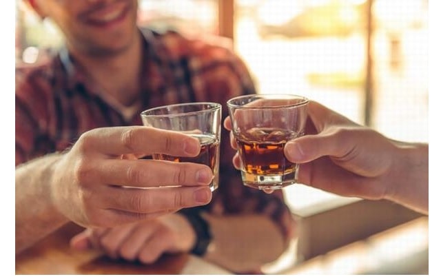 Mơ thấy uống rượu đánh con gì? Điềm báo lành hay dữ?