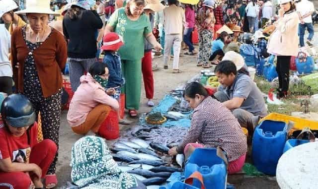 Nằm mơ thấy đi chợ là điềm báo lành hay dữ? Con lô nào may mắn?